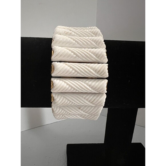 White Mid Century Stretch Expansion Bracelet Textured Acrylic MCM 1.125" Wide - Picture 1 of 9